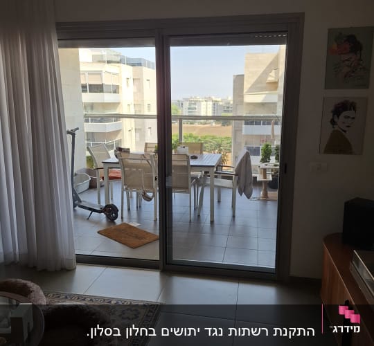ויטרינת הזזה מאלומיניום ביציאה למרפסת בדירת מגורים